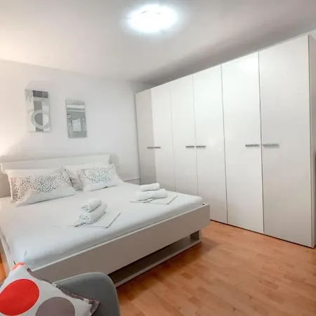 Joskić Nedaleko Plaže * Makarská