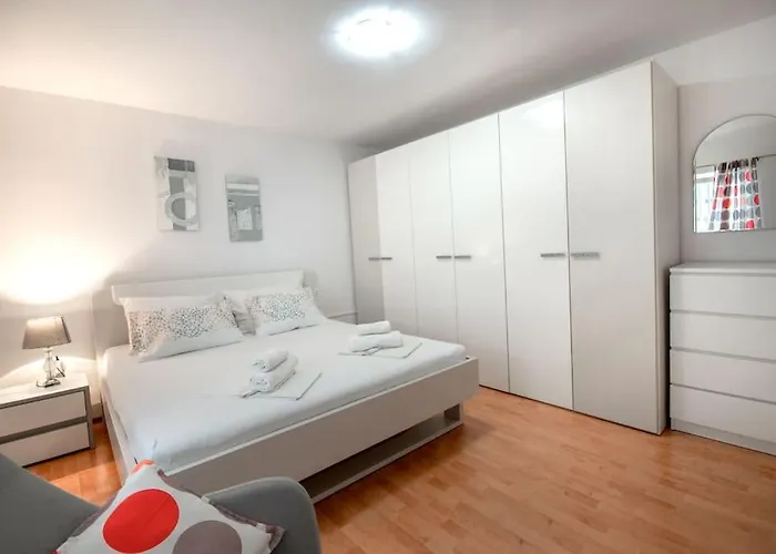 Joskić Nedaleko Plaže * Makarská